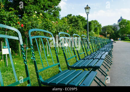 Sedie pieghevoli nel giardino di rose a Volksgarten parco pubblico, nei pressi del Palazzo di Hofburg di Vienna in Austria. Foto Stock