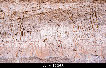 Petroglifi intagliato e dipinto di pittogrammi sulla parete di roccia. Tutto il monumento? Immagini di roccia si trova nel tradizionale Te Foto Stock