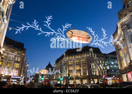 Londra, Regno Unito. 6 dicembre 2014. Nella foto: Oxford Circus al crepuscolo. Oxford Street, Regent Street e il West End di Londra si vede un altro occupato il giorno di shopping a meno di tre settimane prima di Natale. Credito: Nick Savage/Alamy Live News Foto Stock