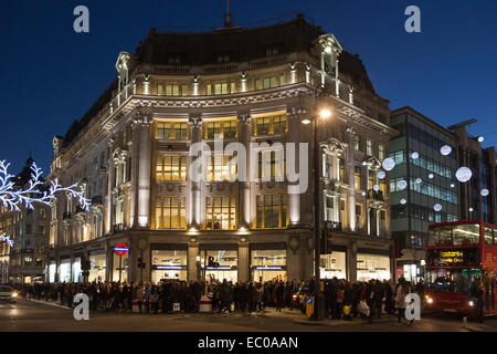 Londra, Regno Unito. 6 dicembre 2014. Nella foto: Oxford Circus al crepuscolo. Oxford Street, Regent Street e il West End di Londra si vede un altro occupato il giorno di shopping a meno di tre settimane prima di Natale. Credito: Nick Savage/Alamy Live News Foto Stock