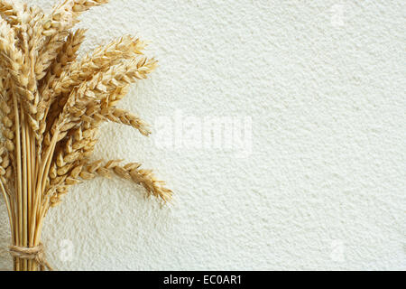 Sparse in farina di grano sul tavolo come sfondo e frumento spike Foto Stock