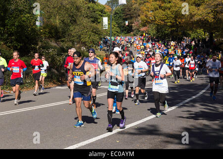 Gli atleti in esecuzione la maratona di New York, al Central Park di New York, Stati Uniti d'America Foto Stock