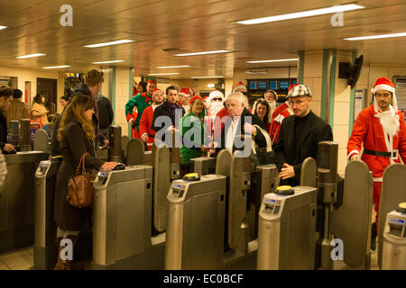 Londra, Regno Unito. 6 dicembre, 2014. Questo anno il Santacon ha visto centinaia di persone vestite come Santa e i suoi aiutanti. Corsero intorno a Londra cantare canzoni ed essendo jolly. Credito: Neil Cordell/Alamy Live News Foto Stock