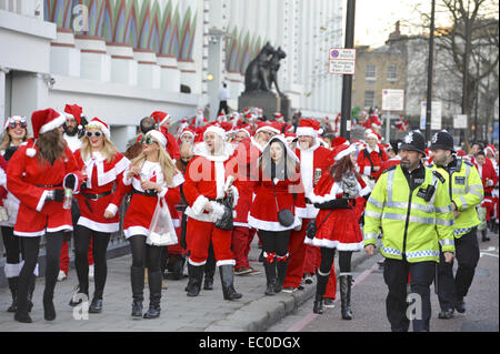 Londra, Regno Unito. 6 dicembre, 2014. La gente vestita come Babbo Natale in occasione dell'annuale "antaCon' evento in Camden, a nord di Londra. Santacon eventi che si svolgono in diverse città di tutto il mondo nelle settimane prima di Natale. La parata, che è parte di flash mob, parte pub crawl, ha un accento sul divertimento e diffondere la buona stagione per allietare i passanti. Credito: Michael Preston/Alamy Live News Foto Stock