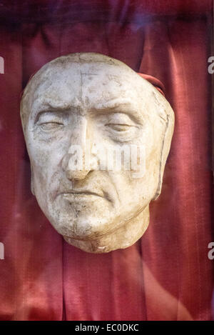 Maschera della morte di rinomato medievale poeta italiano Dante Alighieri dietro il vetro nella parte superiore del passaggio di Palazzo Vecchio a Firenze il Museo Foto Stock