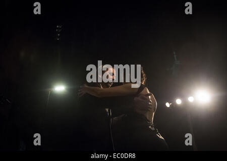 Buenos Aires, Buenos Aires, Argentina. 6 dicembre, 2014. Professionisti e Dilettanti ballerini di tango prendere parte nel 2014 Milonga nazionale, un street festival di tango eseguita per la prima volta allo stesso tempo a Buenos Aires e Bogotà, Colombia. Una milonga è il nome tradizionale di un raduno di ballerini di tango, il tango versione del night club. © Patricio Murphy/ZUMA filo/Alamy Live News Foto Stock