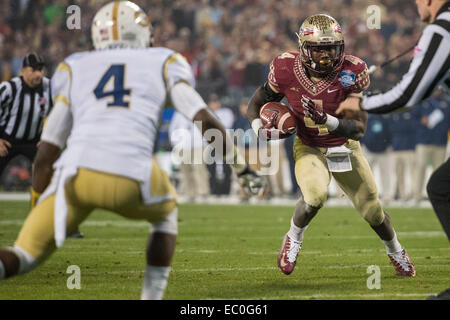 Charlotte, NC, Stati Uniti d'America. 06 dic 2014. FSU RB Dalvin cuocere (4) durante il campionato ACC partita di calcio tra la Georgia Tech giacche gialle e la Florida State University Seminoles presso la Bank of America Stadium su dicembre 06, 2014 in Charlotte, North Carolina.FSU sconfigge Georgia Tech 37-35.Giacobbe Kupferman/CSM/Alamy Live News Foto Stock