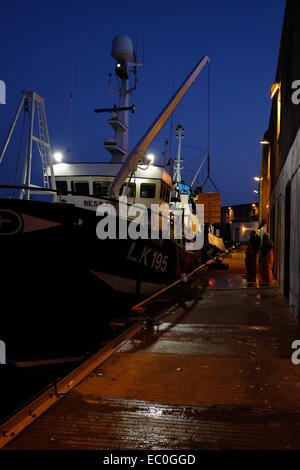 Barche da pesca e le navi per la pesca a strascico in lerwick Harbour, isole Shetland, di notte Foto Stock