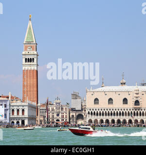 Firefighter veneziana in un Vigili del fuoco (fireboat) Foto Stock