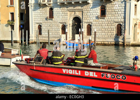 Firefighter veneziana in un Vigili del fuoco (fireboat) Foto Stock