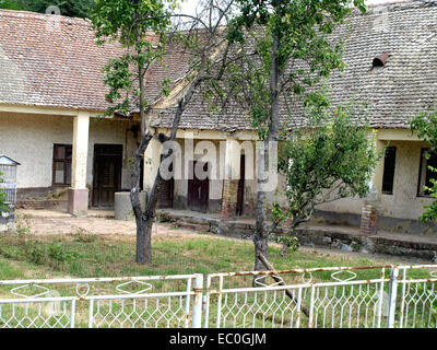 Vecchio rovinato abbandonato casa di campagna Foto Stock