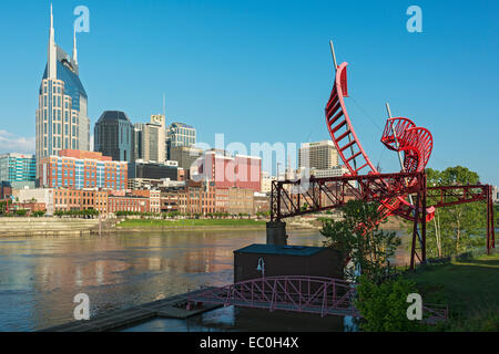 Tennessee, Nashville, scultura 'Ghost ballet per la Sponda Est Machineworks' da Alice Aycock, Cumberland River, downtown Foto Stock