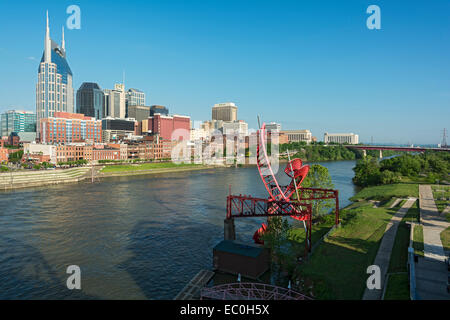 Tennessee, Nashville, scultura 'Ghost ballet per la Sponda Est Machineworks' da Alice Aycock, Cumberland River, downtown Foto Stock