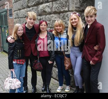 Jedward ad oggi della FM Ray Darcy show per promuovere il loro nuovo album "spirito libero' dotata di: Jedward & fan Louise Byrne,Geri Kellett,Jenny Schaelinii,Suzy Blunden,John Grimes,Edward Grimes dove: Dublino, Irlanda quando: 04 Giu 2014 Foto Stock