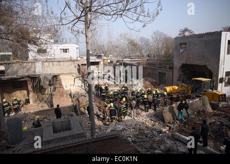 Anyang. Il 7 dicembre, 2014. I vigili del fuoco cerca nel sito di esplosione in un laboratorio di fuochi d'artificio nel villaggio Zhujiaying, Anyang City, centrale cinese della Provincia di Henan, 7 dicembre, 2014. Una esplosione in officina di fuochi d'artificio ucciso cinque persone e lasciato un altro due feriti qui di domenica. Credito: Xinhua/Alamy Live News Foto Stock