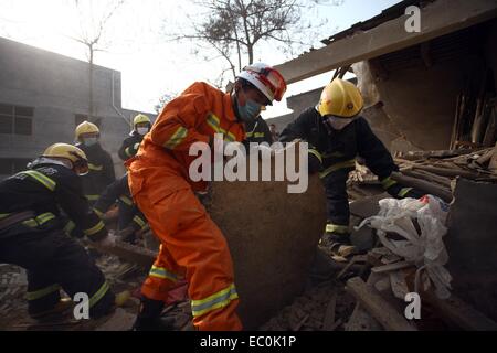 Anyang. Il 7 dicembre, 2014. I vigili del fuoco cerca nel sito di esplosione in un laboratorio di fuochi d'artificio nel villaggio Zhujiaying, Anyang City, centrale cinese della Provincia di Henan, 7 dicembre, 2014. Una esplosione in officina di fuochi d'artificio ucciso cinque persone e lasciato un altro due feriti qui di domenica. Credito: Xinhua/Alamy Live News Foto Stock