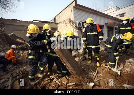 Anyang. Il 7 dicembre, 2014. I vigili del fuoco cerca nel sito di esplosione in un laboratorio di fuochi d'artificio nel villaggio Zhujiaying, Anyang City, centrale cinese della Provincia di Henan, 7 dicembre, 2014. Una esplosione in officina di fuochi d'artificio ucciso cinque persone e lasciato un altro due feriti qui di domenica. Credito: Xinhua/Alamy Live News Foto Stock