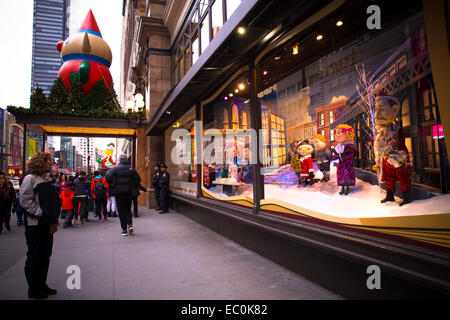 New York City - Novembre 29, 2014: vista delle vacanze di Natale la finestra di visualizzazione alla storica Macy's Herald Square a Manhattan. Foto Stock