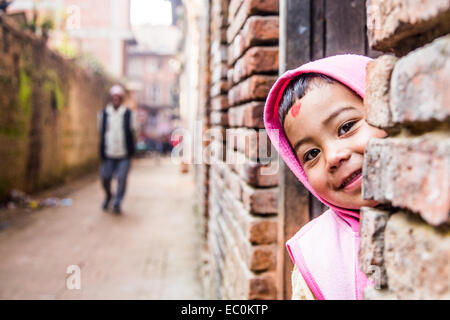 Napali giovane ragazzo in un portale in Bhaktapur, Nepal Foto Stock