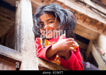 Giovane ragazza Napali in una finestra in Bhaktapur, Nepal Foto Stock