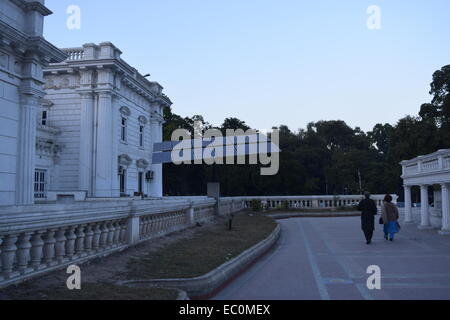 Il vecchio incontra il nuovo. Pannelli solari in un vecchio & biblioteca storica. Foto Stock