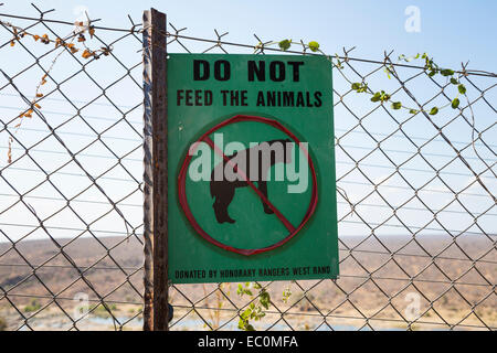 'Non nutrire gli animali' segno, Kruger National Park, Sud Africa Foto Stock