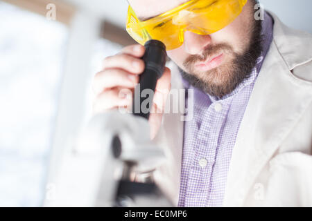 Primo piano della faccia dello scienziato Foto Stock