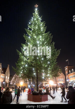 La gente di pattinaggio a chritmas tempo nella città di Esbjerg, Danimarca Foto Stock