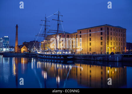 A Tall Ship al di fuori del Merseyside Maritime Museum di Liverpool Regno Unito Foto Stock