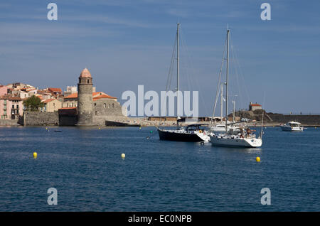Porto di Collioure e chiesa Foto Stock