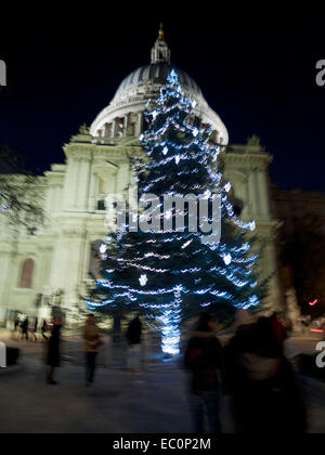 Londra, Regno Unito. Sabato 6 dicembre 2014. I visitatori si radunano l albero di Natale illuminato fuori Cattedrale di San Paolo in ritardo il sabato pomeriggio a Londra REGNO UNITO Foto Stock