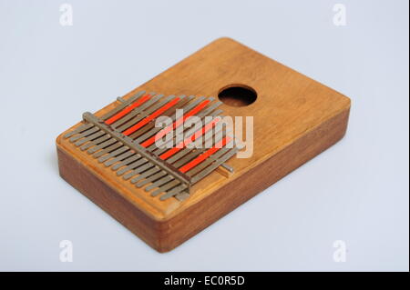 Musica Strumenti di musica la Kalimba Sanza o Mriba un africano music box con denti di metallo Foto Stock