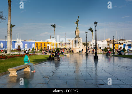 Sera nella piazza principale di Trujillo, La Libertad, Perù Foto Stock