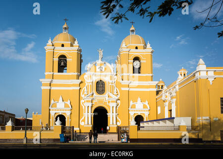 Due persone al di fuori della parte anteriore della cattedrale in piazza coloniale di Trujillo, Perú Foto Stock