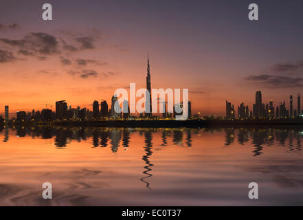 Skyline serale degli edifici moderni e Burj Khalifa a negli Emirati Arabi Uniti Foto Stock