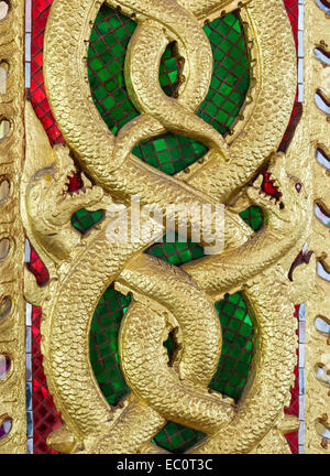 Golden Dragon carving in stile tradizionale Tailandese di pubblico tempio thailandese. Foto Stock