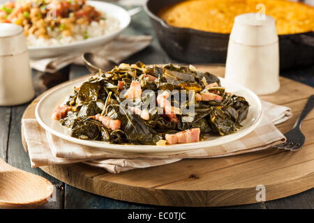 Lo stile del sud Collard verdi con carne di maiale sale Foto Stock