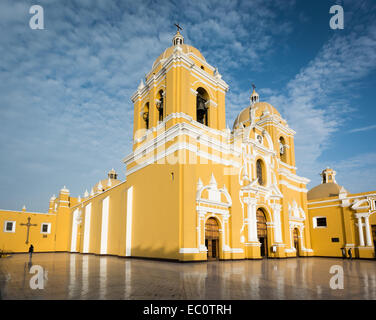 Cattedrale nella piazza principale di Trujillo, La Libertad, Perù Foto Stock