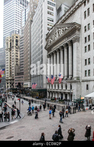 NEW YORK, NY - 01 dicembre: New York Stock Exchange edificio con persone sulla strada e altri edifici intorno a. nella città di New York Foto Stock