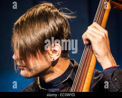 Kiev, Ucraina. Il 7 dicembre, 2014. Sul palcoscenico del Parlamento ucraino oggi, domenica 7 dicembre, 2014, Kiev, Ucraina, passò a premiere di '2014' per quattro voci e quattro contrabbassi. Gli autori del progetto Mariana Sadovskaya e Mark Tokar. Il concerto si è tenuto nel quadro del festival "Jazz Bez 2014'. "Jazz Bez 2014' è il più grande festival internazionale, che si tiene annualmente per oltre dieci anni, riunisce decine di città in Ucraina e Polonia. Credito: Igor Golovnov/Alamy Live News Foto Stock