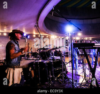 Kiev, Ucraina. Il 7 dicembre, 2014. Noto gruppo ucraino "Fata Morgana" ripassando prima del concerto. - Concerto di beneficenza in memoria di John Lennon's "Date una possibilità alla pace" si è svolto a Domenica, 7 dicembre 2014, Kiev, Ucraina. I musicisti sono la raccolta di fondi per aiutare i profughi e i soldati combattono in Ucraina orientale. Credito: Igor Golovnov/Alamy Live News Foto Stock