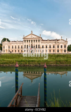 Una vista della magnifica Villa Pisani barocca a Stra in Veneto, vista dall'altra parte del Canale di Brenta Foto Stock