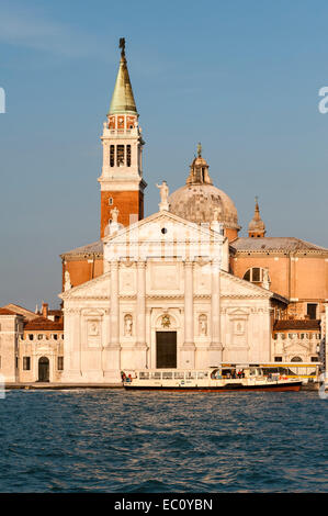 Un vaporetto (taxi d'acqua) ferma alla chiesa palladiana di San Giorgio maggiore, Venezia, Italia Foto Stock