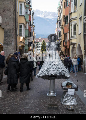 Una statua umana sta con un cane in Innsbruck Altstadt (Città Vecchia) Foto Stock