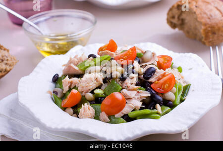 Piatto pieno di fagioli e insalata di tonno Foto Stock