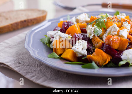 Una sana insalata di verdure con un po' di formaggio feta Foto Stock