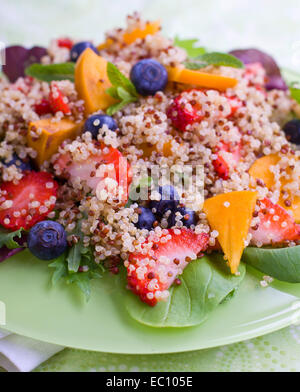 Dolce di quinoa insalata con bacche e frutti, profondità di campo, il fuoco selettivo Foto Stock
