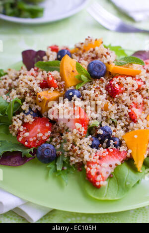 Sana insalata dolce con freschi frutti maturi e grani, profondità di campo, il fuoco selettivo Foto Stock