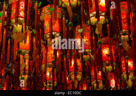 Primo piano di molti illuminati, colorato e lampade orientali e lanterne pendenti dal tetto, al Tempio Tianhou in Taipei, Taiwan Foto Stock