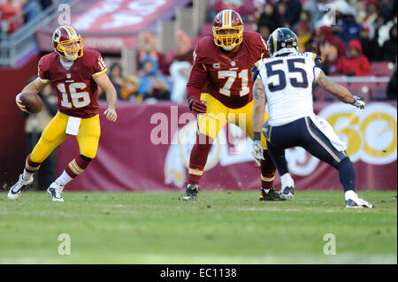 Landover, Maryland, Stati Uniti d'America. 07 dic 2014. Washington Redskins quarterback Colt McCoy (16) codifica con la palla durante il match tra il San Louis Rams e Washington Redskins a FedEx in campo Landover, MD. Credito: Cal Sport Media/Alamy Live News Foto Stock